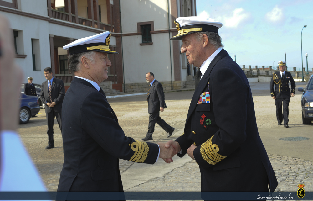 SM El Rey es recibido por el almirante general Zaragoza Soto (Ajema)